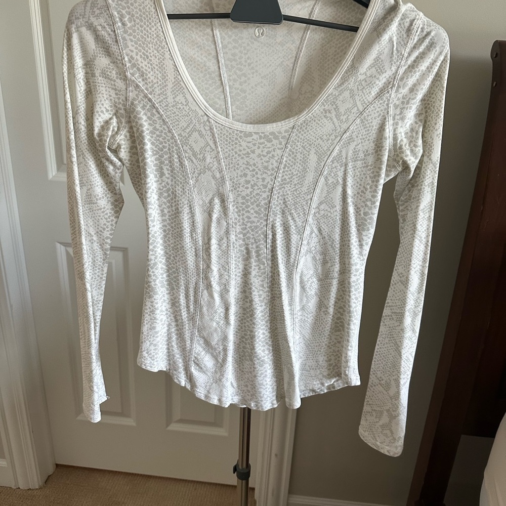Lululemon Athletica Cream Patterned Long Sleeve Blouse